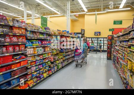 Madre e figlia shopping a Walmart, Napoli, Florida, Stati Uniti Foto Stock