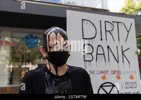 Manifestanti climatici al di fuori di una Barclays Bank che manifestano contro gli investimenti finanziari delle banche in combustibili fossili, St Albans, Hertfordshire, Inghilterra, Regno Unito Foto Stock