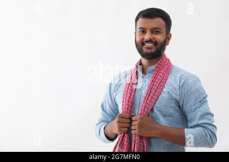 RITRATTO DI UN UOMO RURALE SORRIDENTE E IN POSA DAVANTI ALLA MACCHINA FOTOGRAFICA Foto Stock