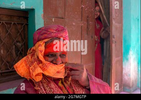 Festa di Lathmar Holi, inizio di Holi, villaggi di Barsana-Nandgaon, Uttar Pradesh, India Foto Stock
