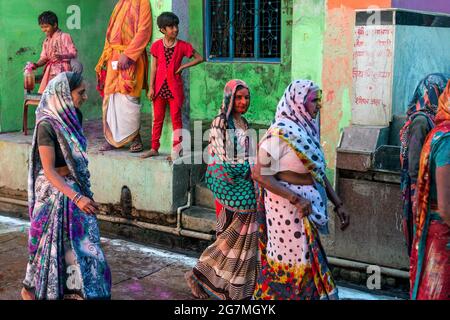 Festa di Lathmar Holi, inizio di Holi, villaggi di Barsana-Nandgaon, Uttar Pradesh, India Foto Stock