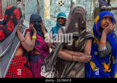 Festa di Lathmar Holi, inizio di Holi, villaggi di Barsana-Nandgaon, Uttar Pradesh, India Foto Stock