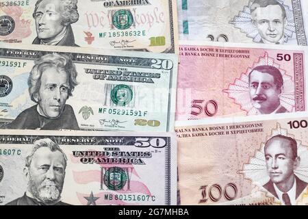 Primo piano su uno stack di dollari USA e Bosnia Erzegovina convertibile marchio. Foto Stock