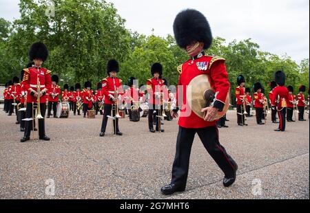 Le band della Household Division prima di una prova a Wellington Barracks, Londra, come parte dei loro preparativi per il loro prossimo The Sword e The Crown musical, la loro prima esecuzione pubblica dal giugno 2019. Data immagine: Giovedì 15 luglio 2021. Foto Stock