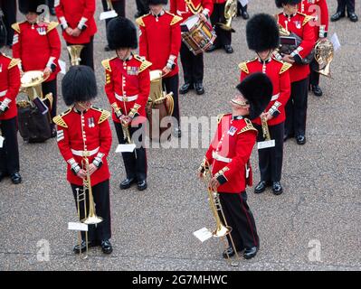 Le band della Household Division prima di una prova a Wellington Barracks, Londra, come parte dei loro preparativi per il loro prossimo The Sword e The Crown musical, la loro prima esecuzione pubblica dal giugno 2019. Data immagine: Giovedì 15 luglio 2021. Foto Stock
