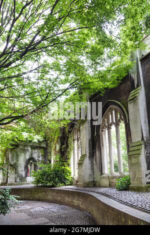 Rovina di St Dunstan nella chiesa orientale danneggiata nel Blitz, ora convertito in un giardino pubblico, Londra, Regno Unito Foto Stock