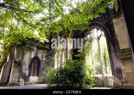 Rovina di St Dunstan nella chiesa orientale danneggiata nel Blitz, ora convertito in un giardino pubblico, Londra, Regno Unito Foto Stock