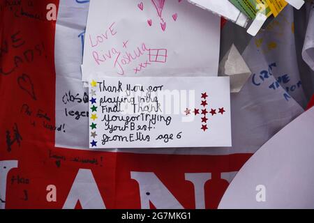 Withington, Regno Unito. 15 luglio 2021. Marcus Rashford Murale, Withington. Tributi dalla comunità dopo abuso razzista online e la defacing del murale. Credit: Della Batchelor/Alamy Live News Foto Stock