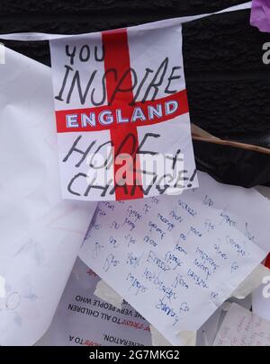 Withington, Regno Unito. 15 luglio 2021. Marcus Rashford Murale, Withington. Tributi dalla comunità dopo abuso razzista online e la defacing del murale. Credit: Della Batchelor/Alamy Live News Foto Stock