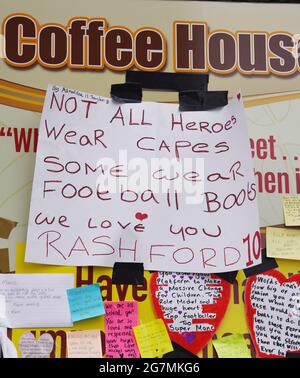 Withington, Regno Unito. 15 luglio 2021. Marcus Rashford Murale, Withington. Tributi dalla comunità dopo abuso razzista online e la defacing del murale. Credit: Della Batchelor/Alamy Live News Foto Stock