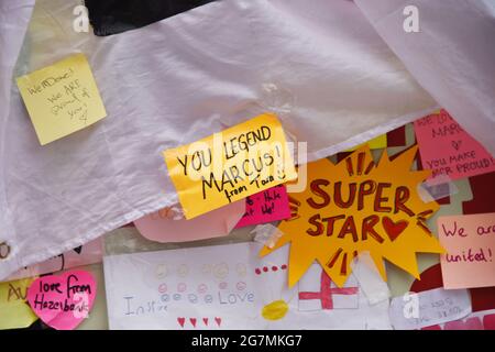 Withington, Regno Unito. 15 luglio 2021. Marcus Rashford Murale, Withington. Tributi dalla comunità dopo abuso razzista online e la defacing del murale. Credit: Della Batchelor/Alamy Live News Foto Stock