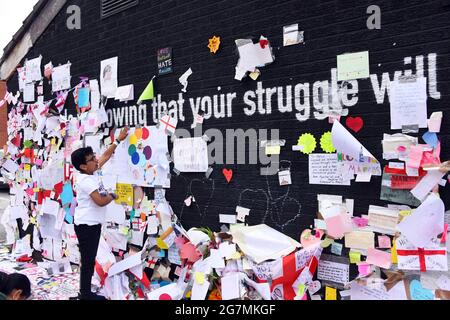 Withington, Regno Unito. 15 luglio 2021. Marcus Rashford Murale, Withington. Tributi dalla comunità dopo abuso razzista online e la defacing del murale. Bambini della primaria di Sant'Agnese C/e, Longsight Credit: Della Batchelor/Alamy Live News Foto Stock