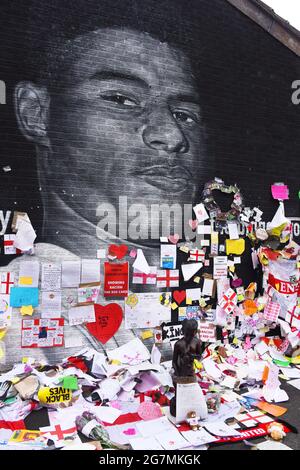 Withington, Regno Unito. 15 luglio 2021. Marcus Rashford Murale, Withington. Tributi dalla comunità dopo abuso razzista online e la defacing del murale. Credit: Della Batchelor/Alamy Live News Foto Stock