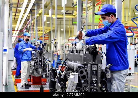 Pechino, provincia cinese di Shandong. 22 Apr 2021. I lavoratori assemblano i motori su una linea di assemblaggio in un laboratorio della Weichai Power Co., Ltd. A Weifang City, nella provincia di Shandong della Cina orientale, il 22 aprile 2021. Credit: Guo Xulei/Xinhua/Alamy Live News Foto Stock