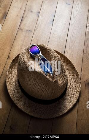 Cappello di paglia e occhiali da sole. Foto Stock