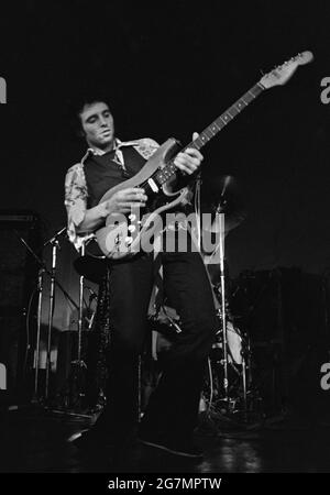 Nils Lofgren suona dal vivo ad Amsterdam, Olanda, 1975 (Foto di Gijsbert Hanekroot) Foto Stock