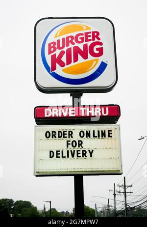 NORWALK, CT, USA - 13 LUGLIO 2021: Cartello Burger King vicino a Post Road Foto Stock