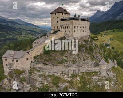 Vista sul drone del castello di Tarasp sulle alpi svizzere Foto Stock