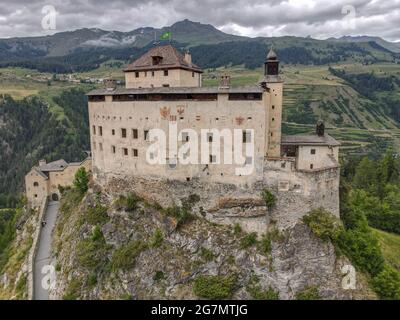 Vista sul drone del castello di Tarasp sulle alpi svizzere Foto Stock