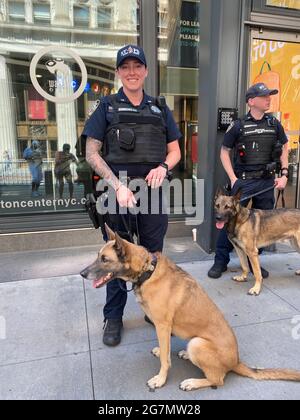 Ritratto di un ufficiale di pattuglia K9 femminile di NYPD a Broadway a Manhattan con un cane da cecchino bomba durante una parata Foto Stock