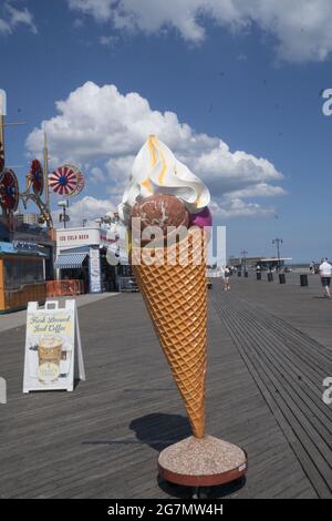 Pubblicità con cono gelato in una calda giornata estiva lungo la passerella a Coney Island; Brooklyn; New York. Foto Stock