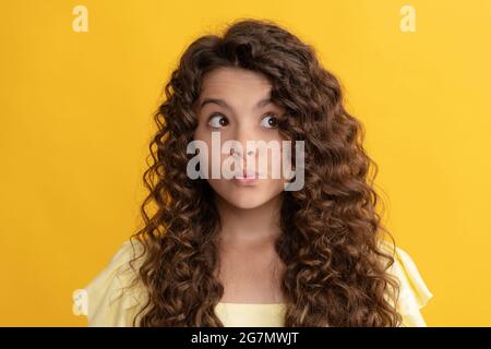 la ragazza ha capelli ondulati. ritratto di bambino frizz. emozione positiva espressa. cura dei capelli e cura della pelle Foto Stock