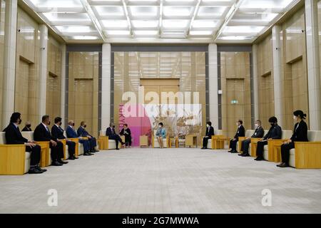 Tokyo, Giappone. 15 luglio 2021. Una visione generale del Presidente del Comitato Olimpico Internazionale (CIO) Thomas Bach incontrando il Governatore di Tokyo Yuriko Koike a Tokyo, Giappone, il 15 luglio 2021. Credit: Christopher Jue/Xinhua/Alamy Live News Foto Stock