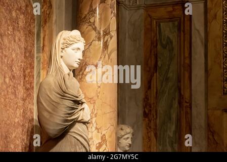 Antica statua marmorea in profilo di donna romana con un velo Foto Stock