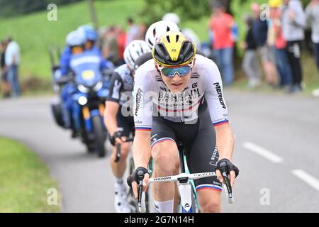 Sloveno Matej Mohoric del Bahrain vittorioso raffigurato in azione durante la tappa 18 della 108a edizione della corsa ciclistica Tour de France, da Pau a. Foto Stock