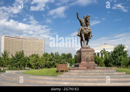 Statua di Amir Temur, Hotel Uzbekistan & il Palazzo dei Forum internazionali, Piazza Amir Temur, Tashkent, Uzbekistan Foto Stock