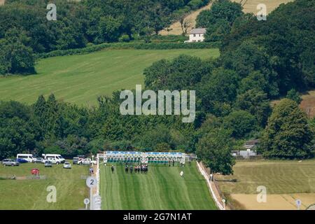 Una visione generale mentre i corridori si fanno strada dal miglio di partenza nel riciclo Zest che sostiene l'ippodromo di Chepstow, l'handicap di Fillies all'ippodromo di Chepstow. Foto Stock