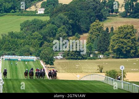 Una visione generale mentre i corridori si fanno strada dal miglio di partenza nel riciclo Zest che sostiene l'ippodromo di Chepstow, l'handicap di Fillies all'ippodromo di Chepstow. Foto Stock