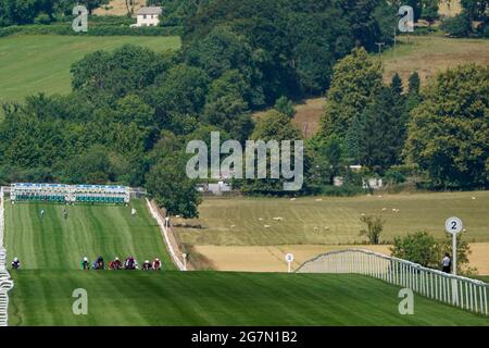 Una visione generale mentre i corridori si fanno strada dal miglio di partenza nel riciclo Zest che sostiene l'ippodromo di Chepstow, l'handicap di Fillies all'ippodromo di Chepstow. Foto Stock