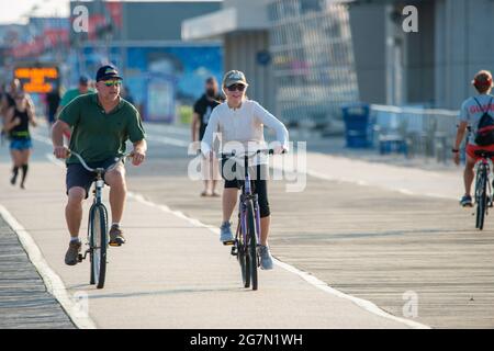 Wildwood, Stati Uniti. 15 luglio 2021. I ciclisti si fermeranno sulla passerella in una calda giornata estiva giovedì 15 luglio 2021 a Wildwood, New Jersey. Le temperature sono attese negli anni '90 per tutto il resto di questa settimana. Credit: William Thomas Cain/Alamy Live News Foto Stock