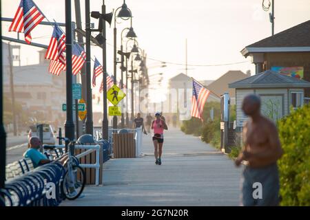 North Wildwood, Stati Uniti. 15 luglio 2021. Jill Snowdon di Dallas, Pa., corre lungo la passeggiata in un caldo giorno d'estate Giovedi, 15 luglio 2021 a in North Wildwood, New Jersey. Jill si sta allenando per partecipare alla maratona di New York City come corridore di beneficenza. Le temperature sono attese negli anni '90 per tutto il resto di questa settimana. Credit: William Thomas Cain/Alamy Live News Foto Stock