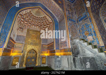 Mihrab, Moschea di Tilya Kori / Madrasah, complesso Registano, Samarcanda, Uzbekistan Foto Stock