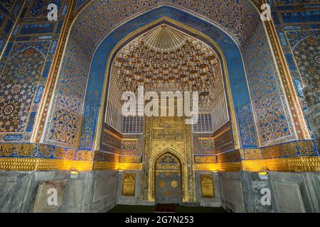 Mihrab, Moschea di Tilya Kori / Madrasah, complesso Registano, Samarcanda, Uzbekistan Foto Stock