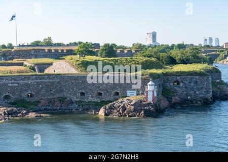 Castello di Suomenlinna dal lato del Mar Baltico. Cartello con passaporto vicino al piccolo faro come la torre. Vecchia fortezza buit per proteggere la città di Helsinki. Castello di pietra sulla costa baltica. Foto Stock