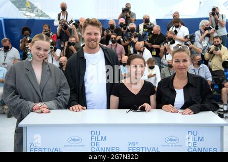 Luna Wedler, Gijs Naber, Ildiko Enyedi e Mecs Monika partecipano alla storia di mia moglie Photocall come parte del 74a Festival Internazionale del Cinema di Cannes, in Francia, il 15 luglio 2021. Foto di Aurore Marechal/ABACAPRESS.COM Foto Stock