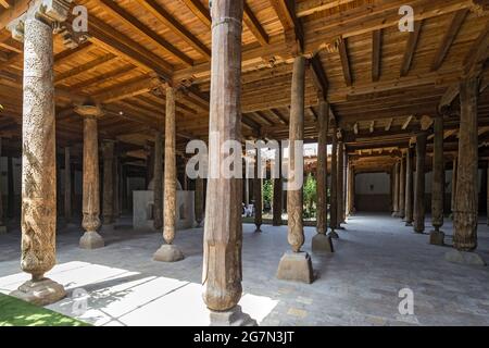 Interno del venerdì o la moschea Djuma, mostrando ornati pilastri intagliati, Khiva, Uzbekistan Foto Stock