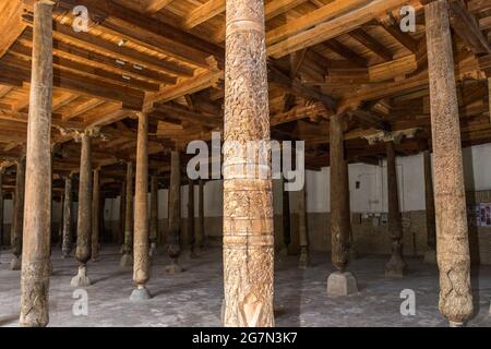 Interno del venerdì o la moschea Djuma, mostrando ornati pilastri intagliati, Khiva, Uzbekistan Foto Stock