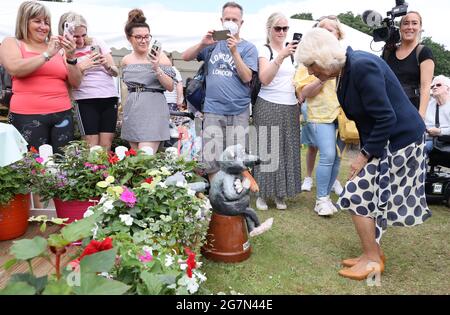 Wellwishers scatta foto mentre la Duchessa di Cornovaglia guarda un gnome giardino chiamato Charles durante una visita al Great Yorkshire Show al Great Yorkshire Showground di Harrogate, North Yorkshire. Data immagine: Giovedì 15 luglio 2021. Foto Stock