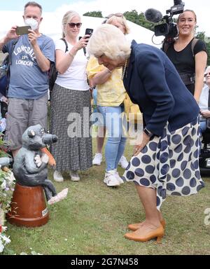 La Duchessa di Cornovaglia guarda un gnome giardino chiamato Charles durante una visita al Great Yorkshire Show al Great Yorkshire Showground ad Harrogate, North Yorkshire. Data immagine: Giovedì 15 luglio 2021. Foto Stock