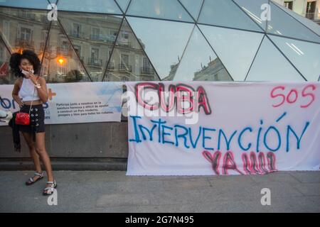 Il presidente della Comunità di Madrid, Isabel Díaz Ayuso, Ha deciso di illuminare la façade della Real Casa de Correos de la Puerta del Sol - sede della Presidenza regionale - con i colori della bandiera cubana da stasera e fino a quando non durano le proteste dell'isola per le strade a sostegno del popolo cubano e. contro la dittatura. Isabel Díaz Ayuso vuole sostenere attivamente la lotta per la libertà nel paese caraibico da parte dell'istituzione regionale. Le fonti nel suo ambiente si qualificano come "insolite" che il governo spagnolo non vuole riconoscere che la re cubana Foto Stock