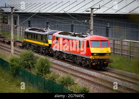 DB Classe 90 - 90020 e 90037 'Christine' in arrivo a DIRFT da Mossend Foto Stock