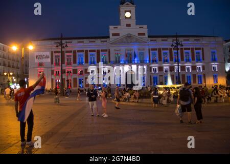 Il presidente della Comunità di Madrid, Isabel Díaz Ayuso, Ha deciso di illuminare la façade della Real Casa de Correos de la Puerta del Sol - sede della Presidenza regionale - con i colori della bandiera cubana da stasera e fino a quando non durano le proteste dell'isola per le strade a sostegno del popolo cubano e. contro la dittatura. Isabel Díaz Ayuso vuole sostenere attivamente la lotta per la libertà nel paese caraibico da parte dell'istituzione regionale. Le fonti nel suo ambiente si qualificano come "insolite" che il governo spagnolo non vuole riconoscere che la re cubana Foto Stock