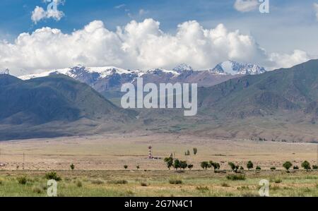 Vista panoramica compreso l'aeroporto, dal lago Issyk Kul, Kirghizistan, Foto Stock