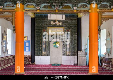 Mihrab e interni, 1910 moschea cinese in legno della comunità locale di Dungan, costruito senza chiodi, Karakol, precedentemente noto come Przhevalsk, Kirghizistan Foto Stock