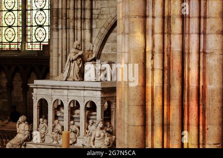 FRANCIA, SANT-DENIS 93, APOSTOLI E VIRTÙ DELLA TOMBA DI MARMO DI CARRARE DI LUIGI XII E ANNA DI BRETAGNA. LA BASILICA DI SAINT DENIS È UNA GRANDE Foto Stock