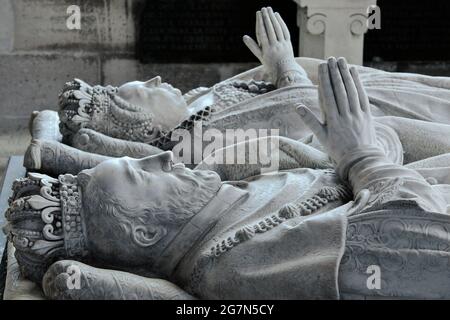 FRANCIA, SANT-DENIS 93, TOMBA DI HENRI II E CATERINA DE' MEDICI. LA BASILICA DI SAINT DENIS È UNA GRANDE CHIESA MEDIEVALE ABBAZIALE NELLA CITTÀ DI SAINT-D. Foto Stock